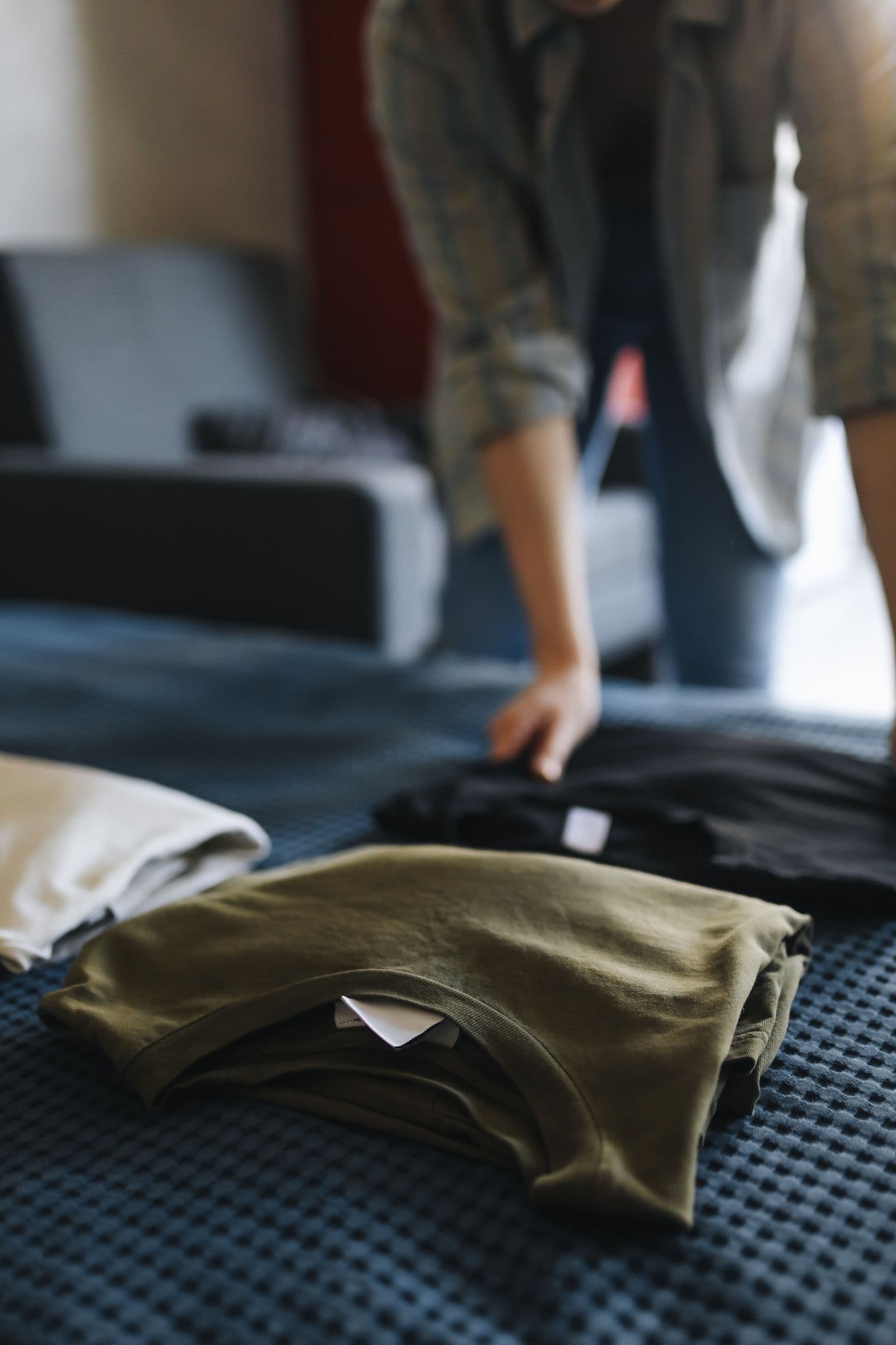 Folding finished men's t-shirts